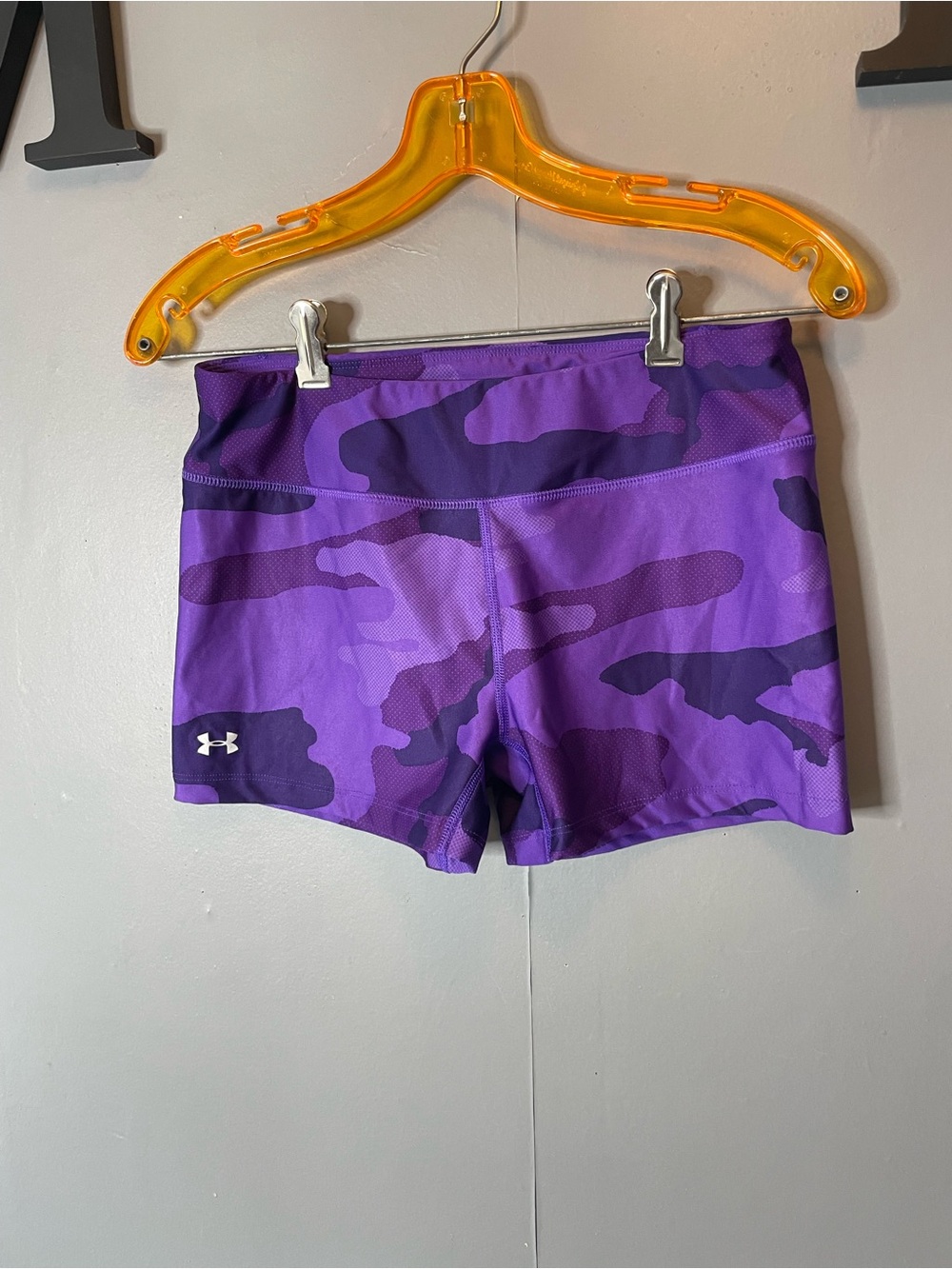 Under‎ Armour Women's Purple Camo Athletic Shorts fitted size medium